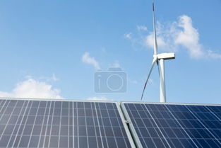 風力發電機與太陽能電池板 藍天下奏響太陽能的綠色樂章