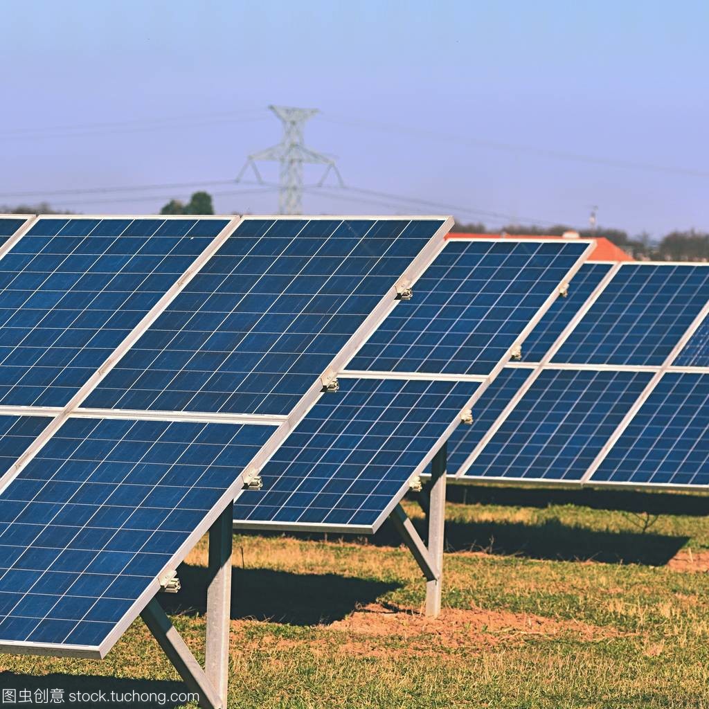 太陽與太陽能電池板 綠色科技引領生態未來